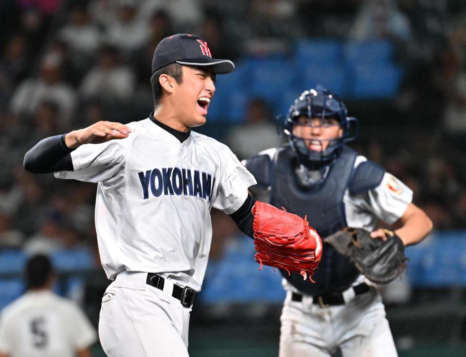 ６回、下川を二ゴロ併殺に打ち取りピンチを切り抜け喜ぶ横浜・織田（左）