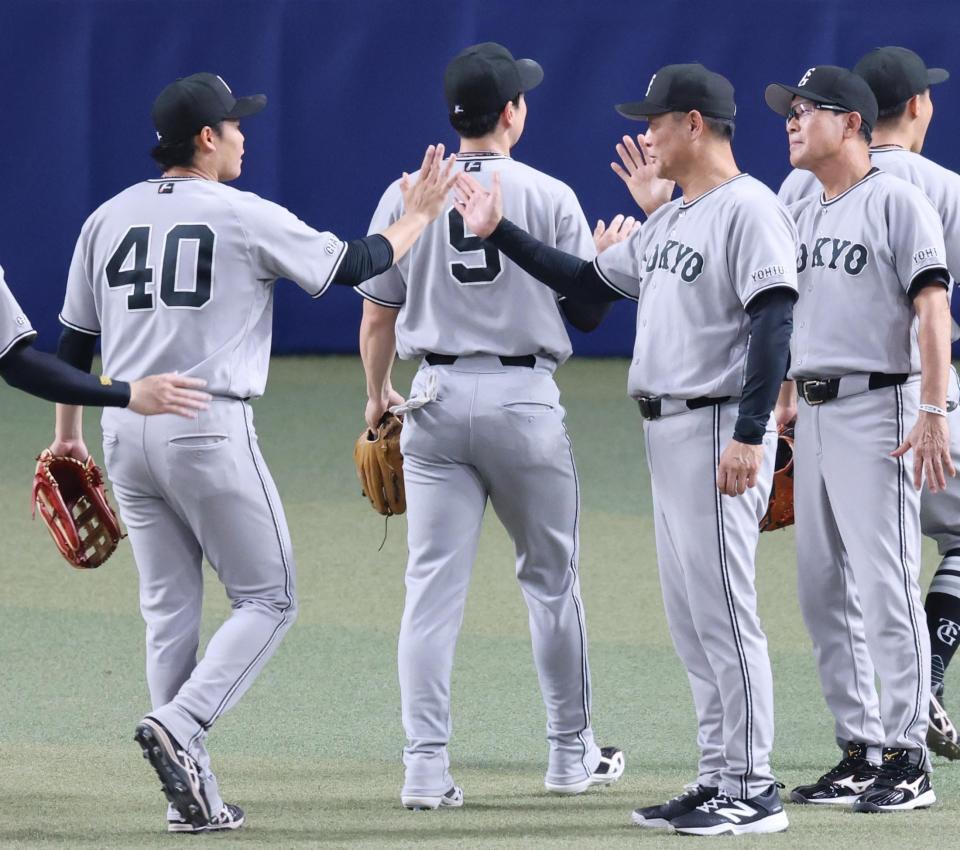 中日に勝利し、中山（左）とタッチを交わす橋上監督代行