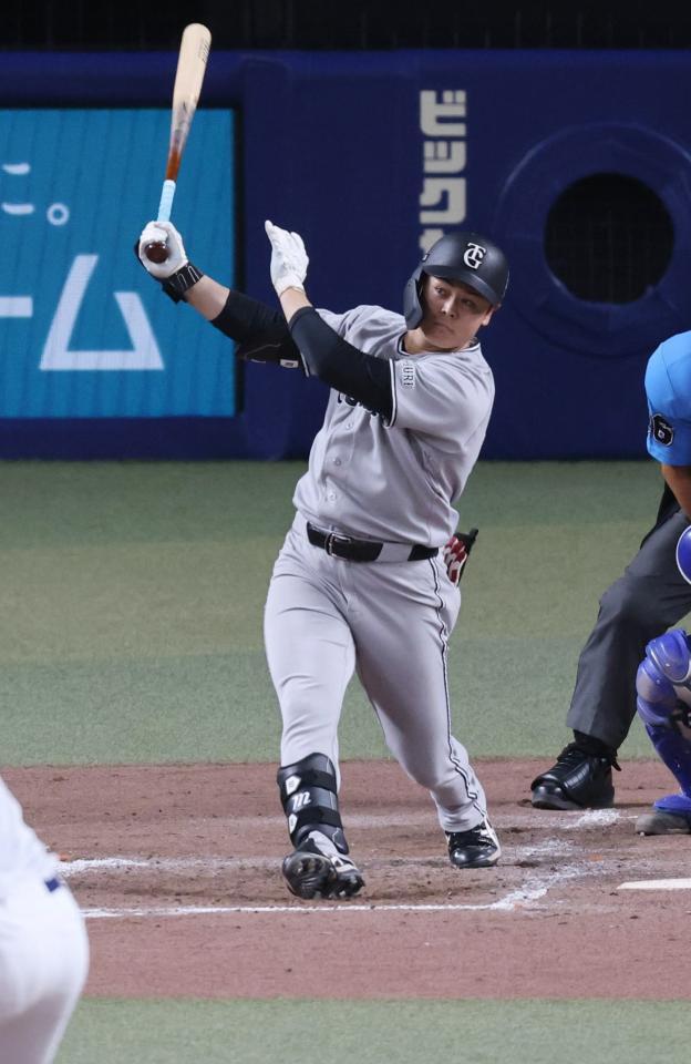 ４回、高橋宏から先制の右前打を放つ中山