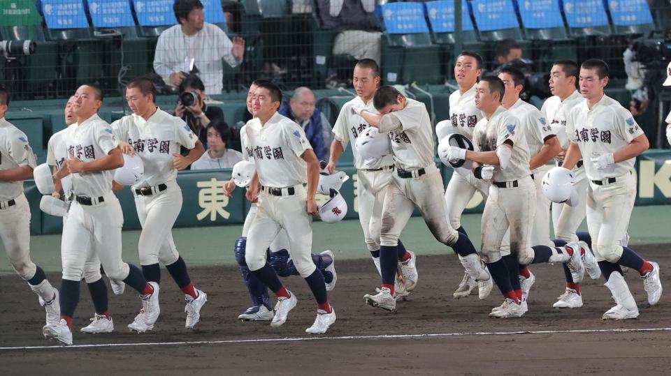 横浜に敗れ、スタンドへあいさつに向かう日南学園ナイン（撮影・西田忠信）