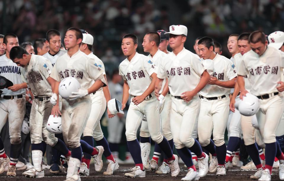 横浜に敗れ、引き揚げる日南学園ナイン