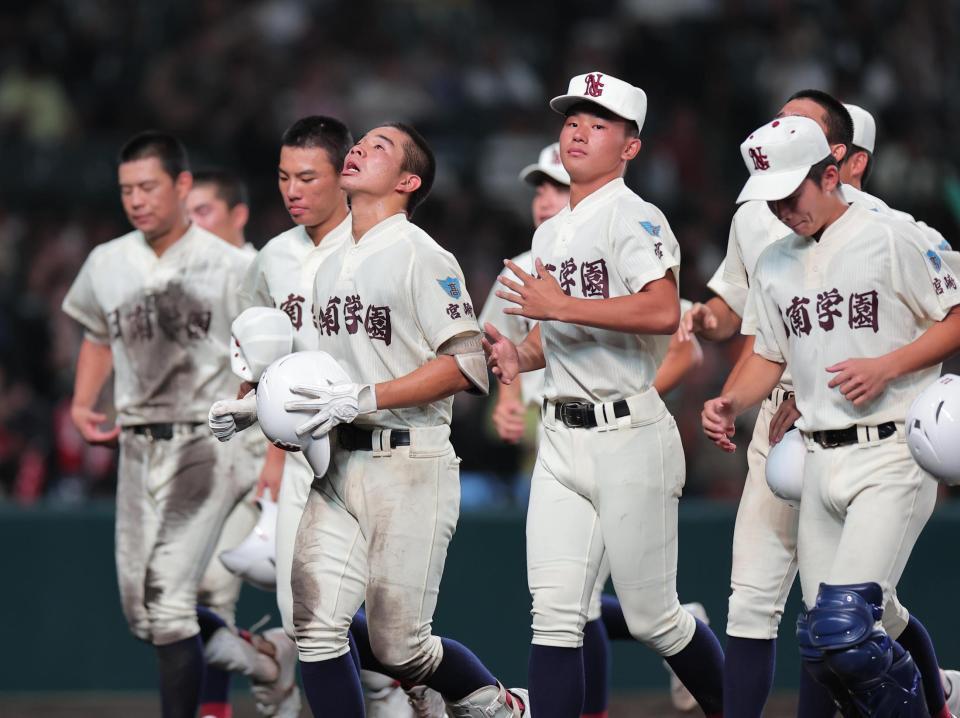 横浜に敗れ、引き揚げる日南学園ナイン