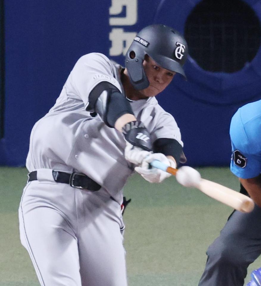 ４回、中山が先制の右前打を放つ