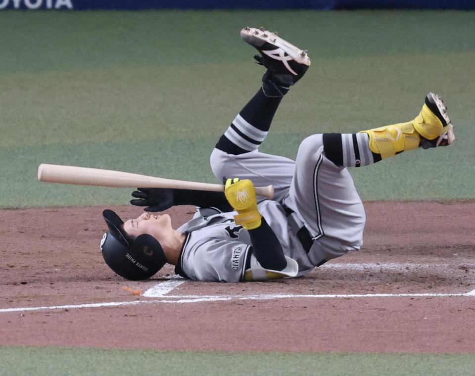 ３回、高橋宏から死球を受ける浦田