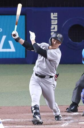 ４回、高橋宏から先制打を放つ中山