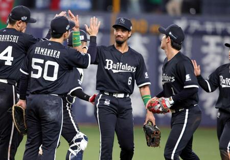　日本ハムに快勝し、殊勲の宗を中心にタッチを交わすオリックスナイン（撮影・坂部計介）