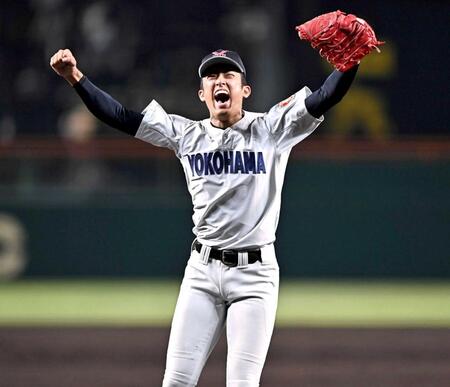 　６回、日南学園・下川を併殺に打ち取り、歓喜のガッツポーズを決める横浜・織田（撮影・開出牧）　