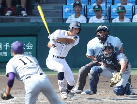 　７回、左前打を放つ岡山学芸館・池本（撮影・中田匡峻）