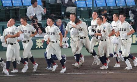 　横浜に敗れ、スタンドへあいさつに向かう日南学園ナイン　
