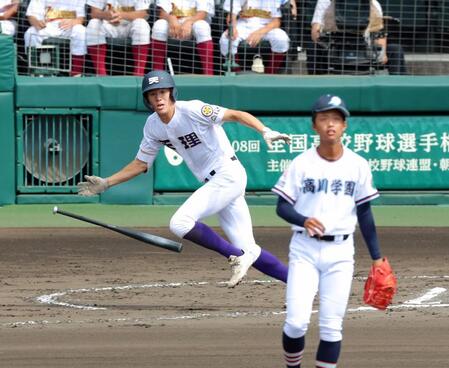 ６回、勝ち越しとなる左犠飛を放つ天理・山中喜晴（撮影・立川洋一郎）