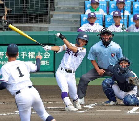 ６回、中前打を放つ天理・永井仁之丞（撮影・立川洋一郎）