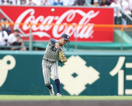 １回、智弁和歌山・井本陽太の中前打を処理し、三塁に送球し、一走の智弁和歌山・荒井優聖をアウトにした中堅手の敦賀気比・伊藤綸一（撮影・中田匡峻）