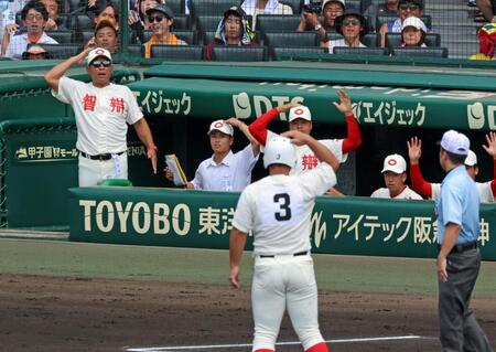 １回、智弁和歌山・荒井優聖（３）の三塁アウトの判定を巡ってリクエストする智弁和歌山・中谷仁監督（左端）＝撮影・立川洋一郎