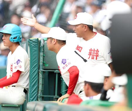 １回、三塁でアウトになった智弁和歌山・荒井優聖の判定に対し、ビデオ検証を要求する智弁和歌山・中谷仁監督（右）＝撮影・中田匡峻
