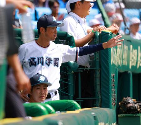 指示を出す高川学園・松本監督（撮影・石湯恒介）