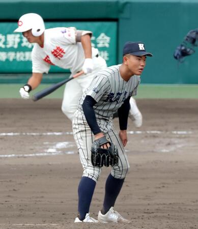 １１回、智弁和歌山・川原一将に適時打を打たれ勝ち越しを許す敦賀気比・辻琉成（撮影・立川洋一郎）