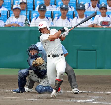 １１回、勝ち越し適時打を放つ智弁和歌山・川原一将（撮影・立川洋一郎）
