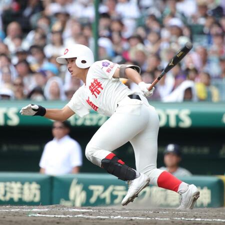 タイブレークの１１回、智弁和歌山・川原一将は中前に勝ち越しとなる適時打を放つ（撮影・坂部計介）