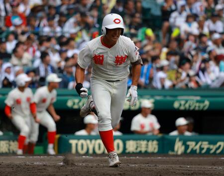 １１回、勝ち越しタイムリーを放つ智弁和歌山・川原（撮影・石湯恒介）