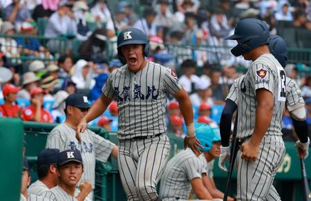 先制のホームを踏んだ敦賀気比・川原（中央）＝撮影・石湯恒介