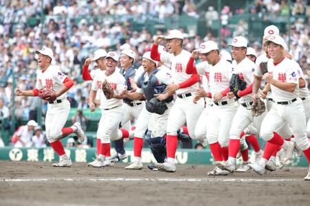 ベスト８進出を決め、大喜びで駆け出す智弁和歌山ナイン（撮影・坂部計介）