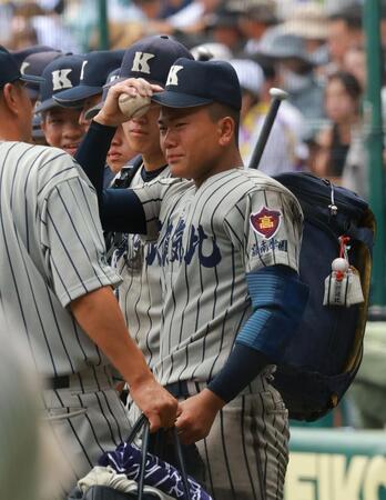 甲子園を後にする敦賀気比・辻（撮影・石湯恒介）