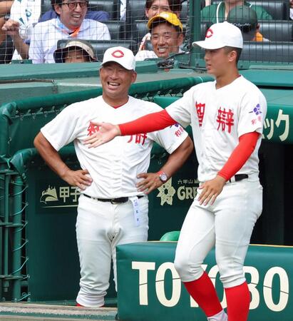 １０回裏が終わり、笑顔でナインを迎える智弁和歌山・中谷仁監督（左）＝撮影・立川洋一郎
