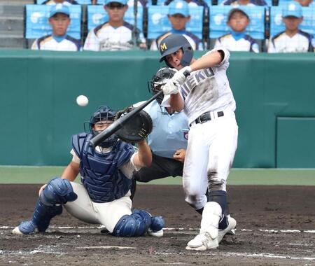 ２回、右前適時打を放つ三重・立松宗馬（撮影・中田匡峻）