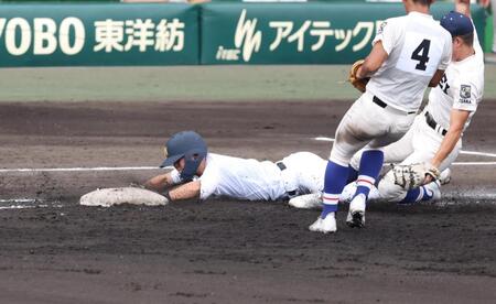 １回、投手強襲の適時内野安打を放ち、一塁にヘッドスライディングをする三重・立松宗馬（撮影・中田匡峻）