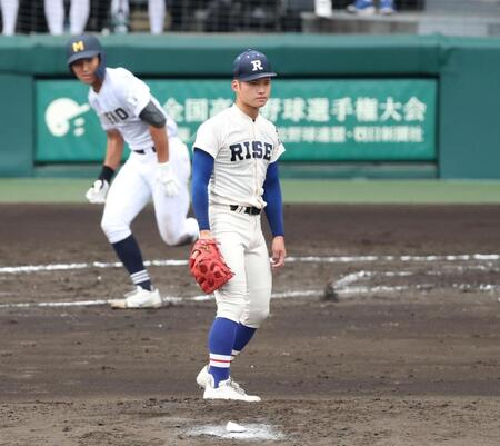 ２回１死一、三塁、三重・秋山隼人（奥）に左前適時打を浴びる履正社・上山篤慶＝甲子園（撮影・中田匡峻）