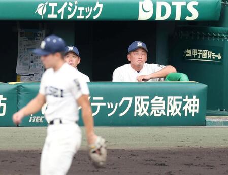 １回三重１死一、三塁、履正社・小杉悠人（手前）の野選で追加点を奪われ、厳しい表情の履正社・多田晃監督（右）＝甲子園（撮影・中田匡峻）
