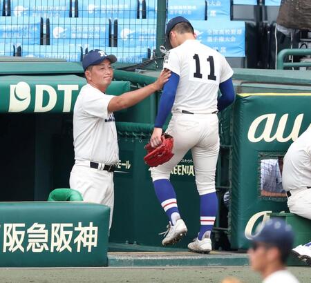 ２回途中で履正社・上山篤慶（右）を降板させる履正社・多田晃監督（撮影・中田匡峻）