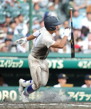 ７回表２死一、二塁、履正社・岩本倫之介は中前に適時打を放つ（撮影・坂部計介）
