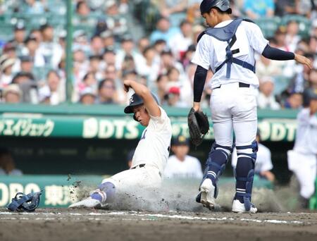 ７回、履正社・岩本倫之介の中前打で二走・川口壱茶が生還（撮影・坂部計介）