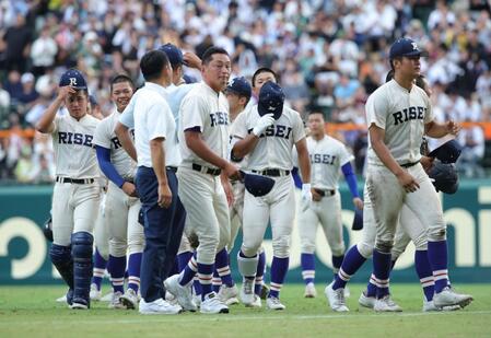ベスト８進出ならず、ガックリと引き揚げる履正社ナイン（撮影・坂部計介）