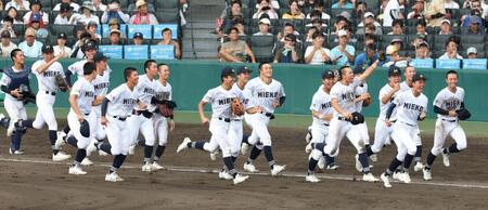 履正社に勝利し、笑顔で駆け出す三重ナイン（撮影・中田匡峻）