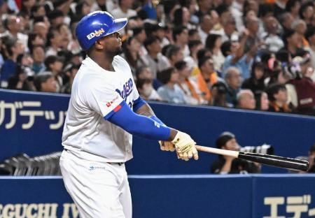 　１回中日２死一塁、サノーが左中間に先制２ランを放つ＝バンテリンドーム