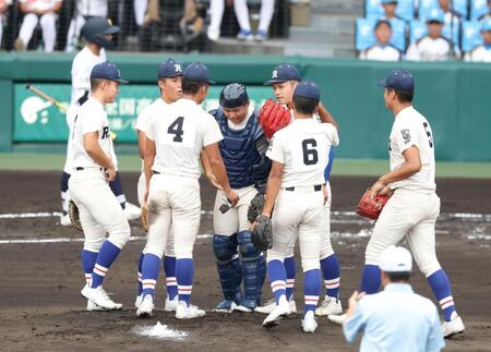１回、三重に先制され、マウンドに集まる履正社ナイン（撮影・中田匡峻）