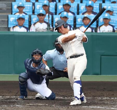 ４回、右前打を放つ履正社・辻竜乃介（撮影・中田匡峻）