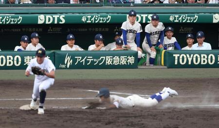 ９回、履正社・川口壱茶（手前）が三ゴロに倒れ試合終了。呆然とするナイン（撮影・中田匡峻）