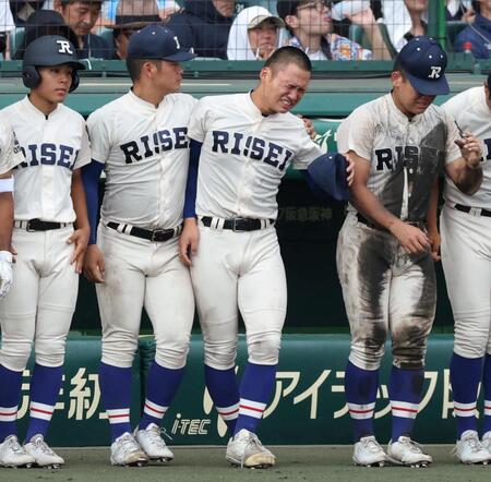 三重に敗れ、涙を流す先発の履正社・上山篤慶（中央右）＝甲子園（撮影・中田匡峻）