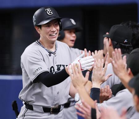 ８回、２ランを放ちナインとタッチを交わす巨人・松本