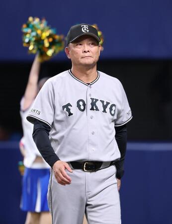 ７回表の攻撃を終え、選手交代を告げた橋上監督代行　