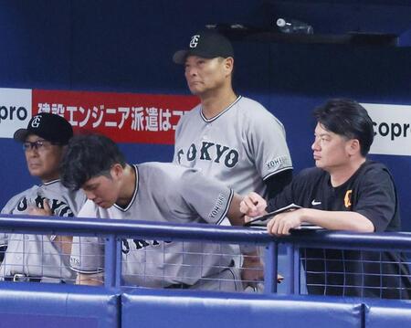 ７回表、厳しい表情で試合を見る橋上監督代行（中央）