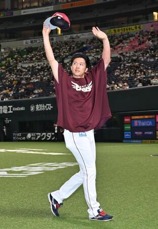 ６勝目を挙げ、ファンに手を振って引き揚げる楽天・早川