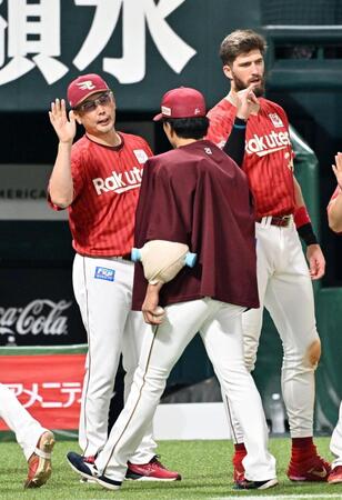 早川（手前）とタッチを交わす楽天・吉井監督（左奥）とマッカスカー