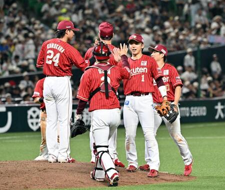 ソフトバンクに２連勝し、タッチを交わす楽天ナイン