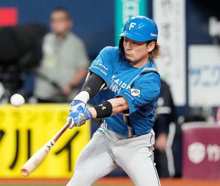 ５回、水野が左翼線に適時二塁打を放つ
