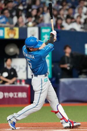 ６回、野村が左越えに本塁打を放つ