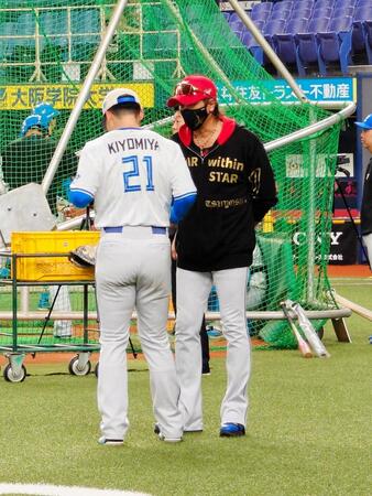 新庄監督（右）は試合前練習中に清宮幸にアドバイス